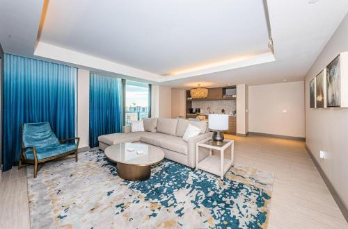 una sala de estar con un sofá y una mesa en 1612 - Beachfront Condo, en Clearwater Beach