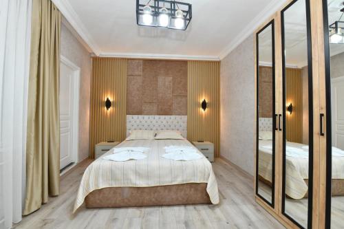 - une chambre avec un grand lit et un miroir dans l'établissement Sevinc Suite 1, à Istanbul