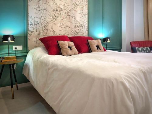 ベレス・マラガにあるCasa Secreta Vélez-Málaga centroのベッドルーム(白いベッド、赤い枕付)