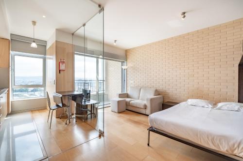 1 dormitorio con cama, escritorio y silla en Antas Studio Residence, en Oporto