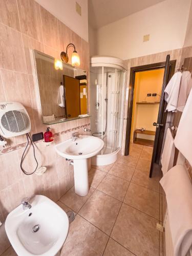 Un baño de HOTEL 1+1 di C.Costabile & f.lli