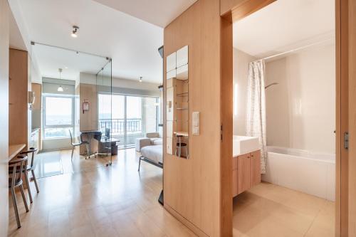 ein Bad mit einem Waschbecken und einer Badewanne in einem Zimmer in der Unterkunft Antas Studio Residence in Porto