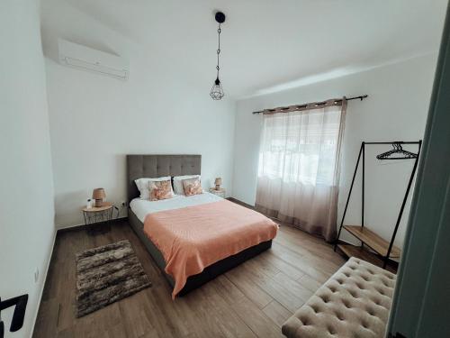 Un dormitorio con una cama grande y una ventana en Casa Dom Simões en Aljezur