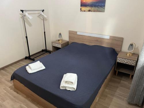 um quarto com uma cama com duas toalhas em Nick's Place em Tessalônica