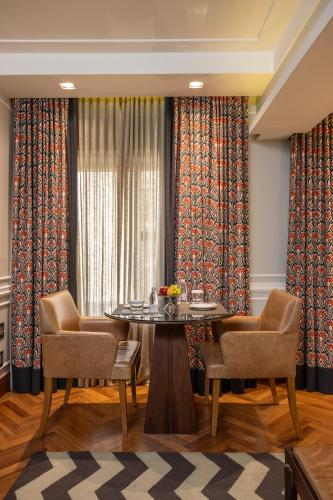 a dining room with a table and chairs and curtains at L'Hotel PortoBay São Paulo in Sao Paulo