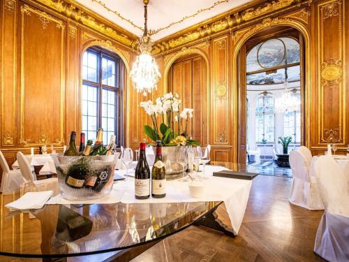 a dining room with a table with bottles of wine at Schlosshotel Berlin in Berlin