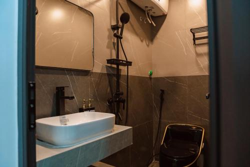a bathroom with a sink and a mirror on the wall at Halidao Homestay in Hai Phong