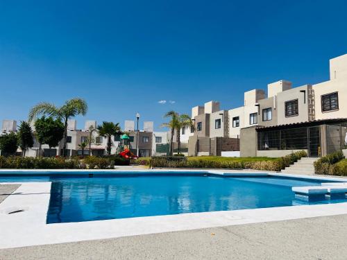 a swimming pool in front of a building at Habitación en Querétaro Capital in Tlacote el Bajo