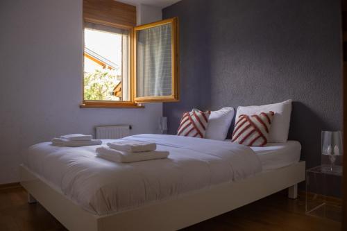 - une chambre avec un lit blanc et des serviettes dans l'établissement Family friendly 2-Bedroom near Golf & Ski slopes, à Lens