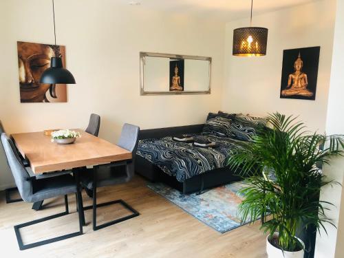 een woonkamer met een bed en een tafel bij City Zen Apartment Enschede !Free Private Parking in Enschede