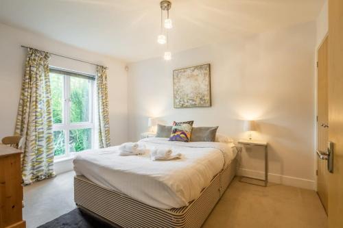 Ένα ή περισσότερα κρεβάτια σε δωμάτιο στο Charming & Spacious House With FREE PARKING