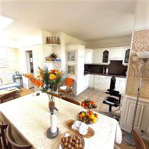 Photo de la galerie de l'établissement Grand Polo Deauville 4 chambres 4 SDB 2 WC, à Deauville