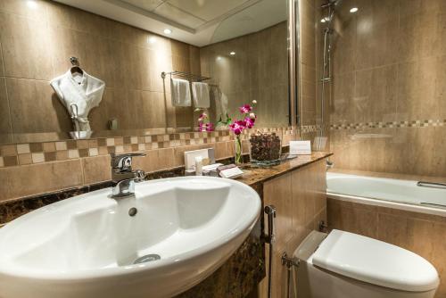 Kylpyhuone majoituspaikassa First Central Hotel Suites