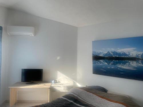 une chambre avec un lit et un tableau au mur dans l'établissement VILLA CANET EN ROUSSILLON, à Canet