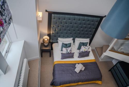 an overhead view of a bedroom with a large bed at The Kinross Residence in Kinross