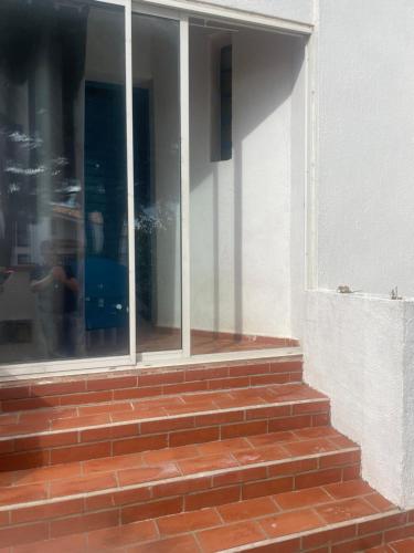 un escalier en face d'une fenêtre dans l'établissement VILLA CANET EN ROUSSILLON, à Canet