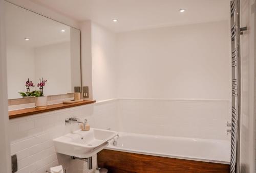 The Kinross Residence في كينروس: حمام مع حوض وحوض استحمام