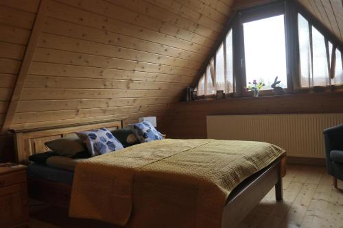 コシチェリスコにあるApartament Panorama Tatryの窓付きの部屋にベッド付きのベッドルーム1室があります。