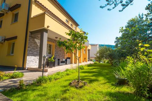 Vonkajšia záhrada v ubytovaní Apartments Gracia