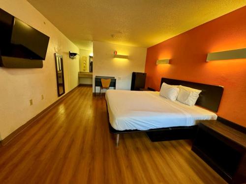 Habitación de hotel con cama y TV en Stay Inn, en Kannapolis