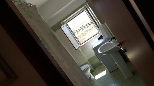 サンタ・マリネッラにあるAurelia Apartment by the seaの小さなバスルーム(トイレ、窓付)が備わります。