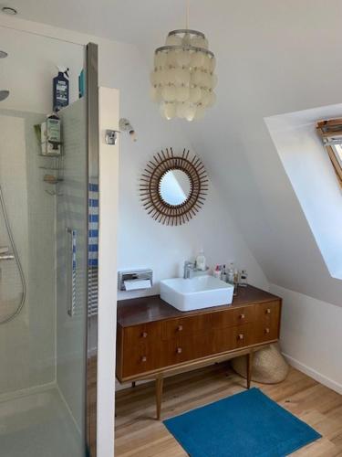 une salle de bain avec un lavabo et un miroir dans l'établissement Maison de charme, jardin clos sud, terrasse, 2 minutes plages, au cœur du village de Piriac, 4 chambres 2 SDB., à Piriac-sur-Mer