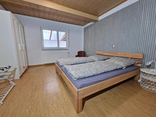 En eller flere senge i et værelse på Großzügige Ferienwohnung 4+1 P.