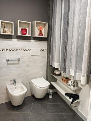 a bathroom with a toilet and a sink at Freddie house in Albiano