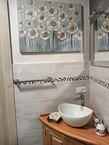 a bathroom with a sink and a mirror at Freddie house in Albiano