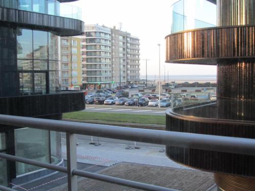 - une vue sur un parking depuis le bâtiment dans l'établissement ORCHIS Duplex, à Knokke-Heist