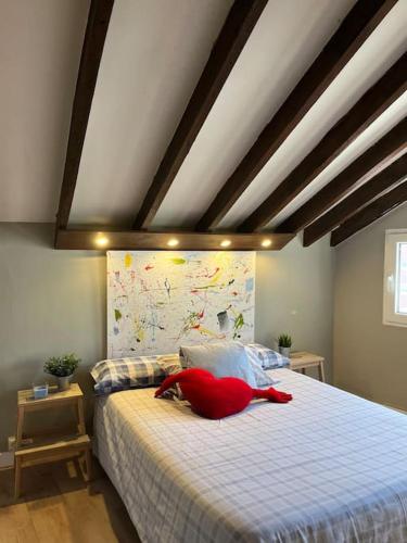 una camera con un grande letto con una mappa sul muro di Precioso ático a Santander