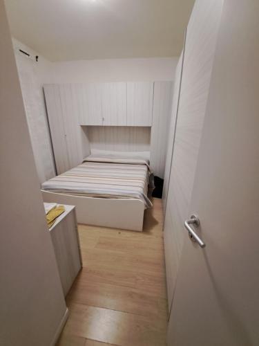 Kleines Zimmer mit einem Bett und einem Schrank in der Unterkunft Ladispoli centro mare alloggio turistico in Ladispoli