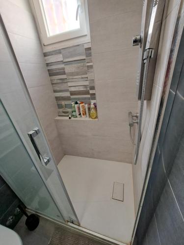 ein kleines Bad mit einer Dusche und einer Glastür in der Unterkunft Ladispoli centro mare alloggio turistico in Ladispoli