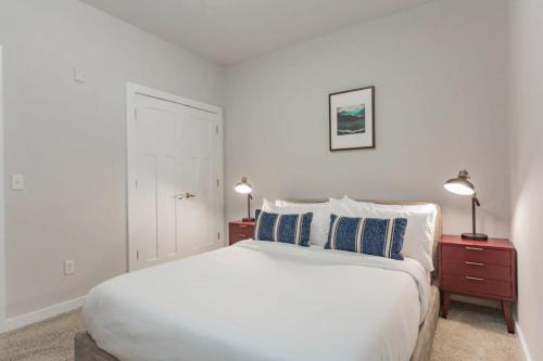 um quarto com uma grande cama branca e duas mesas de cabeceira em CozySuites MusicRow Alluring 1BR w free parking 43 em Nashville