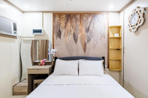 a bedroom with a bed and a wall with feathers at Lovely Nest Townhouse in Clark