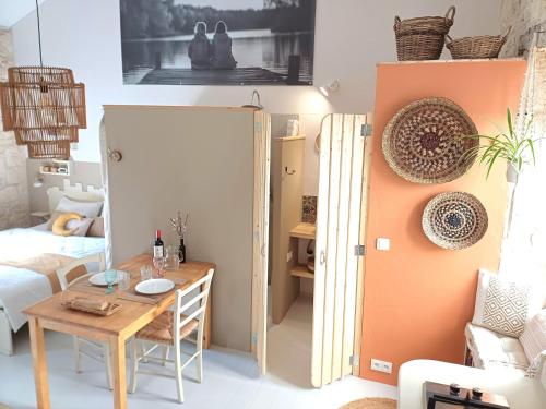 une petite salle à manger avec une table et une armoire dans l'établissement Moon, à Flaugnac