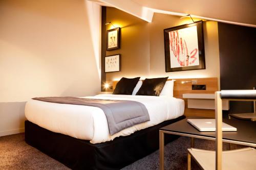 Una cama o camas en una habitación de Fred'Hotel