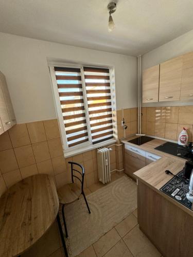une cuisine avec un comptoir, une table et une fenêtre dans l'établissement Romantic and cozy apartment with amazing view, à Arad