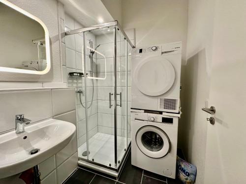 La salle de bains est pourvue d'un lave-linge et d'un lavabo. dans l'établissement Stilvoll im Zentrum Balken Loft, à Bochum