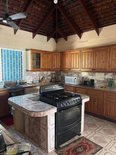 una cucina con piano cottura e piano di lavoro di Peaceful Home With Private Pool! a Montego Bay