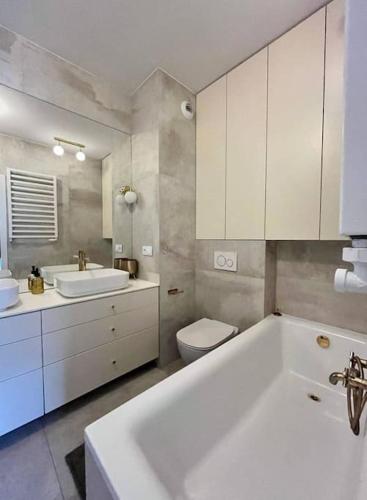 łazienka z wanną, umywalką i toaletą w obiekcie Apartment OLD TOWN - Odra - Nice View - 2 Bathrooms we Wrocławiu