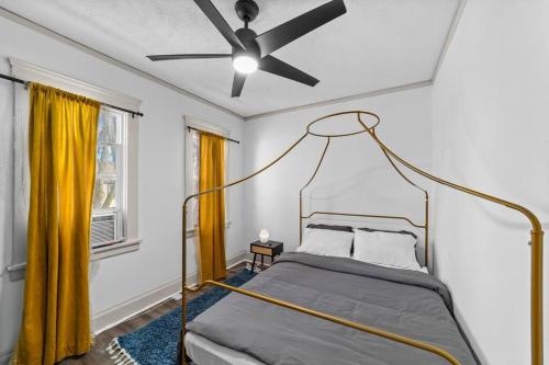 um quarto com uma cama e uma ventoinha de tecto em Pet Friendly 2BR in Little Italy em Cleveland