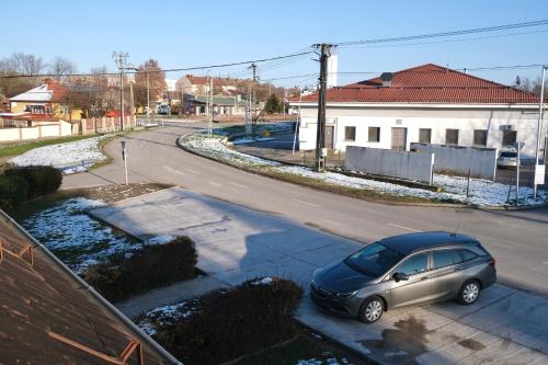 um carro estacionado ao lado de uma rua em Trón Apartman em Siklós