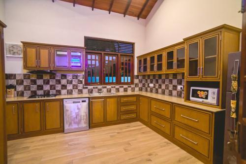 Кухня или мини-кухня в Mac Cloud Villa
