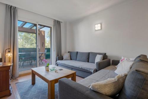 sala de estar con sofá y mesa en Cozy rooftop in Torreblanca - Ref 27, en Fuengirola
