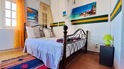 um quarto com uma cama num quarto em Maison LUCIA em Saint-Pierre