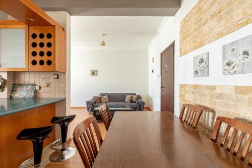 eine Küche und ein Esszimmer mit einem Tisch und Stühlen in der Unterkunft 3 bedroom Central Apartment in Larnaka