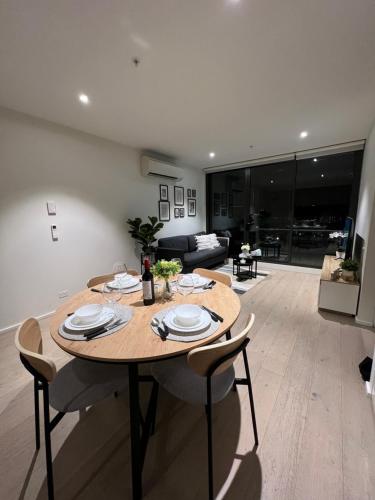 Un lugar para sentarse en Free Parking Private Room in Docklands - Amazing View - Shared Washroom - Homestay with Host