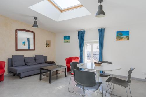 un salon avec un canapé et une table dans l'établissement Vaste appart de 45 m2 climatisé -n4, à Charleval