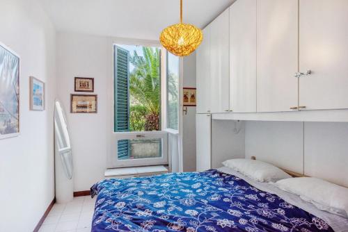 um quarto com uma cama e uma janela em Casa Laura em Arenzano